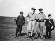 Zleva: Jaroslav Hilbert, Adolf Hoffmeister a jejich caddies