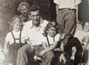 Hanno Tonder s dcerami Sašou a Míšou za nimi Sláva Tonderová (matka Hanna) vpravo manželka Olga Hanno Tonder s dcerami Sašou a Míšou za nimi Sláva Tonderová (matka Hanna) vpravo manželka Olga